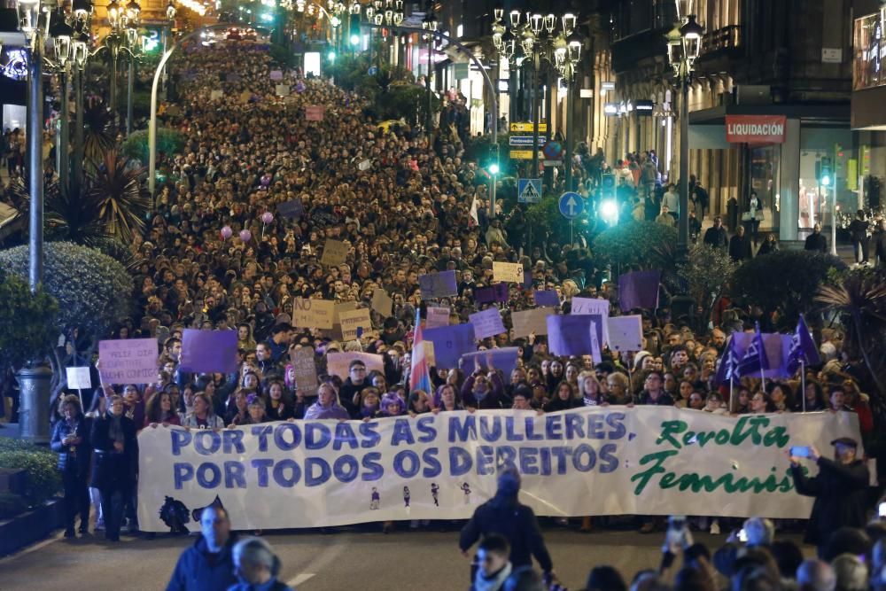 Miles de personas recorren las calles de Vigo en la manifestación central del 8-M