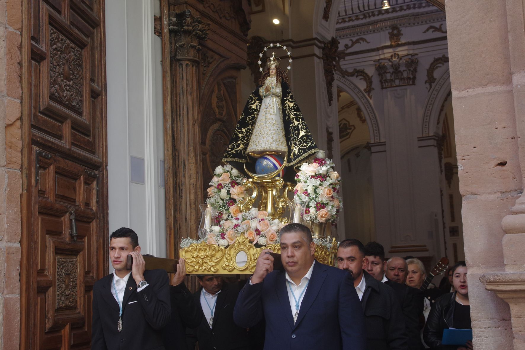 La comunidad paraguaya de Málaga procesiona a su Virgen de Caacupé por los Mártires