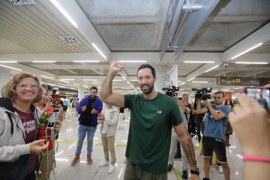 FOTOS │Así ha sido recibido Valtònyc en el aeropuerto de Palma