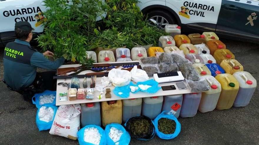 Entre el material intervenido también había mil litros de gasoil presuntamente robados. // Guardia Civil