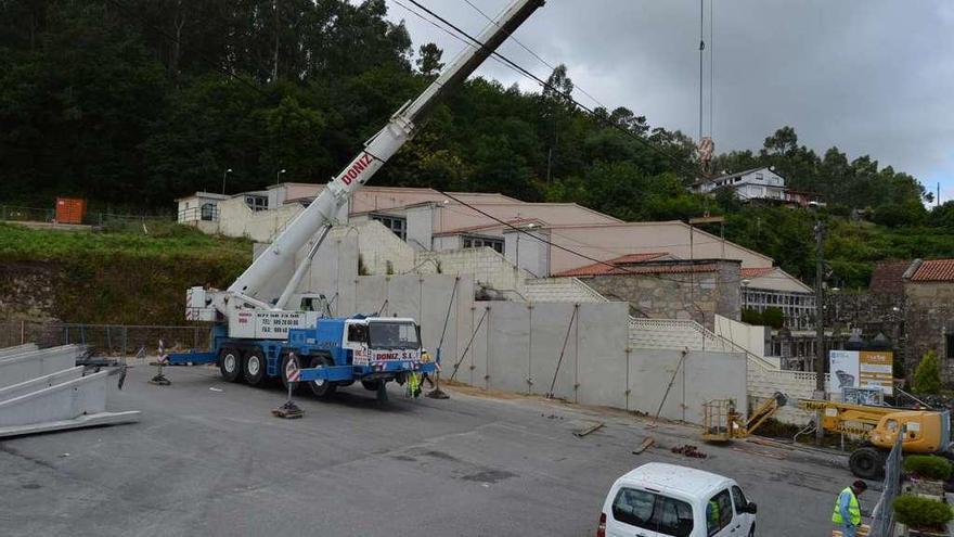 Montaje de planchas de muros prefabricados, ayer junto al Concello de Mos. // D.P.