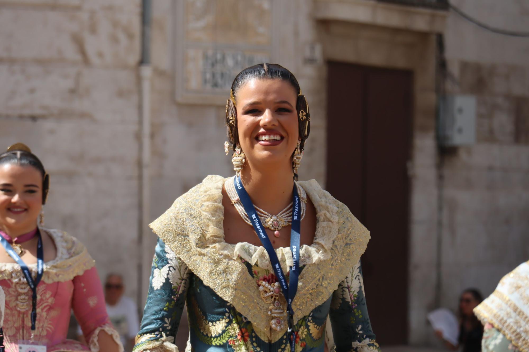 Baño de multitudes de las candidatas a Fallera Mayor de València 2025