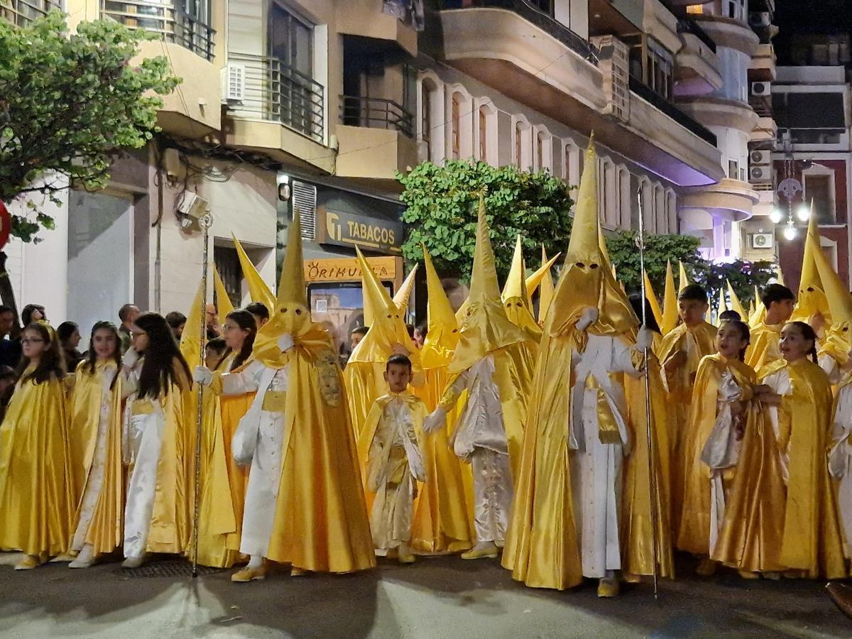 Procesión de la Cofradía de La Samaritana, que tiene a más de 400 niños cofrades