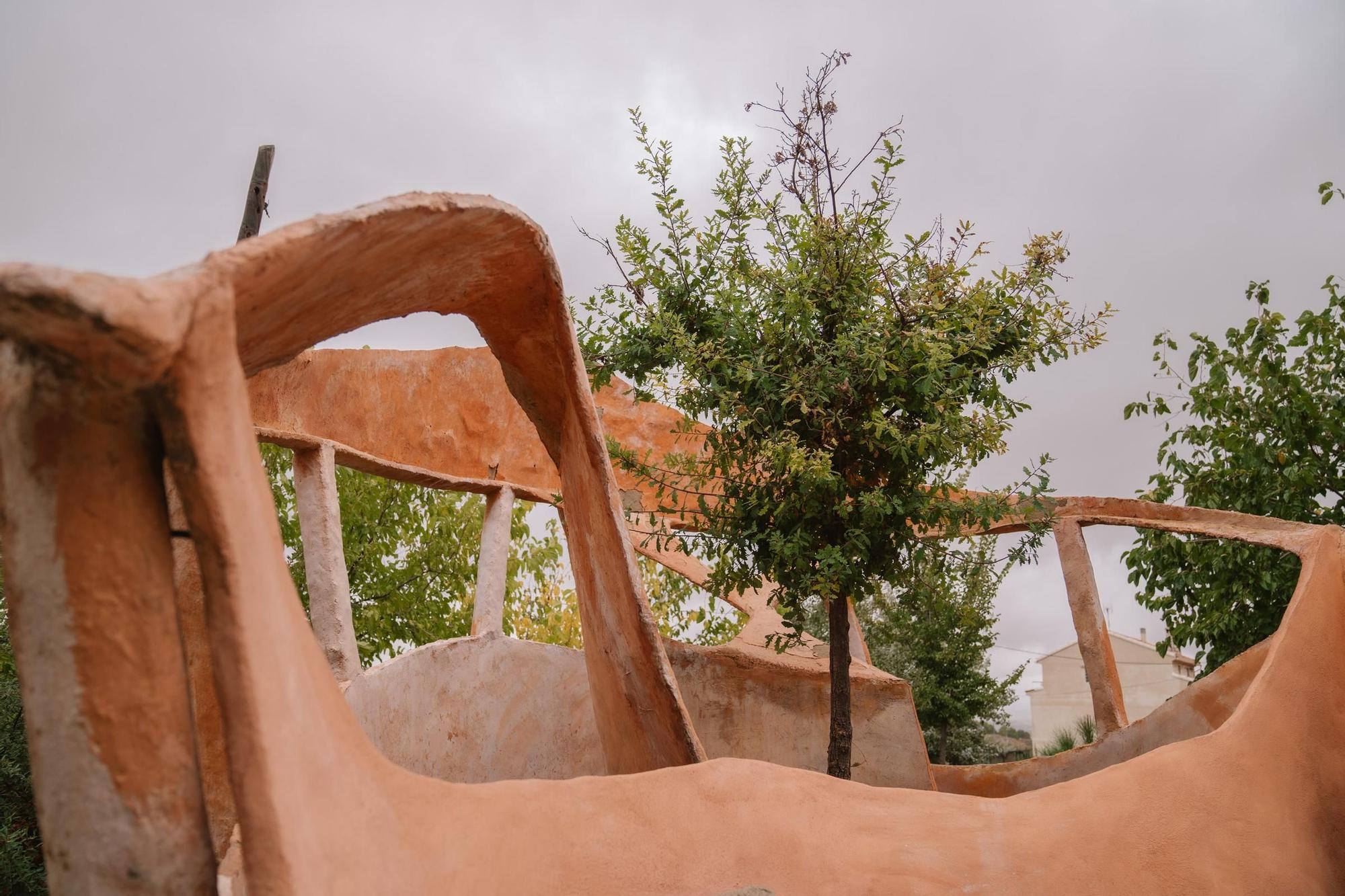 Imagen del árbol de Gernika plantado a la entrada de Olmeda de la Cuesta.