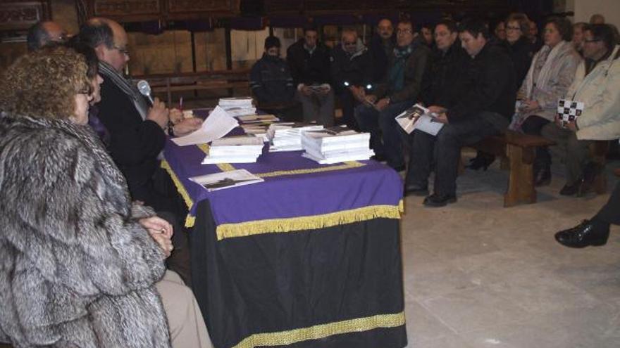 Responsables de la Junta Pro Semana Santa presentan a los toresanos la revista en la iglesia de Santa Catalina.