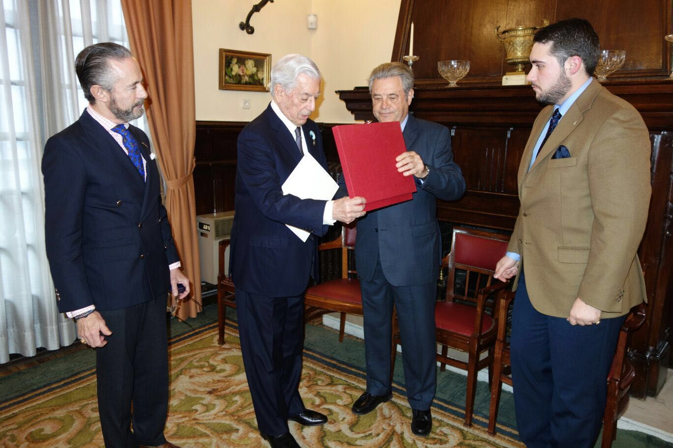 EN IMÁGENES: La relación de Mario Vargas Llosa con Asturias