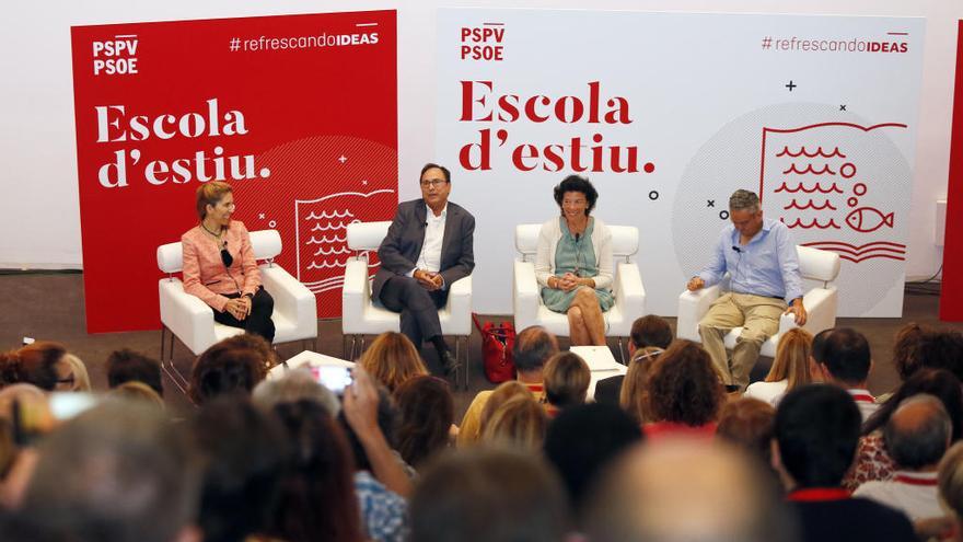 La ministra durante la mesa redonda en la que participó.