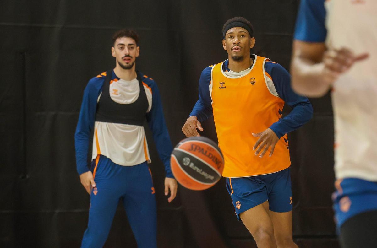 Kameron Taylor y Josep Puerto, entrenando en la pista auxiliar del Roig Arena.