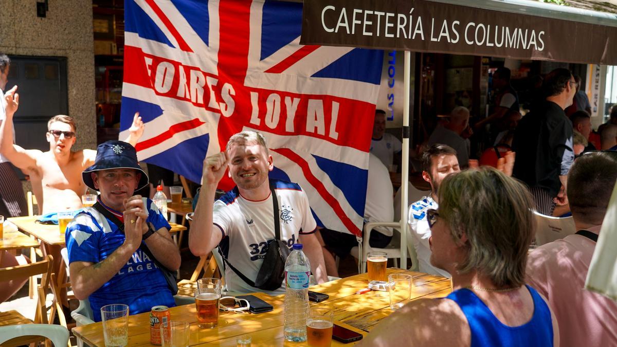 Aficionados del Glasgow Rangers, este martes en la terraza de un bar de la Alameda en Sevilla.