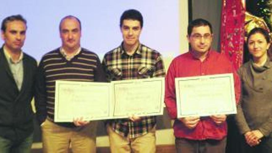 Los premiados, junto a la directiva de Cudillero Turismo.