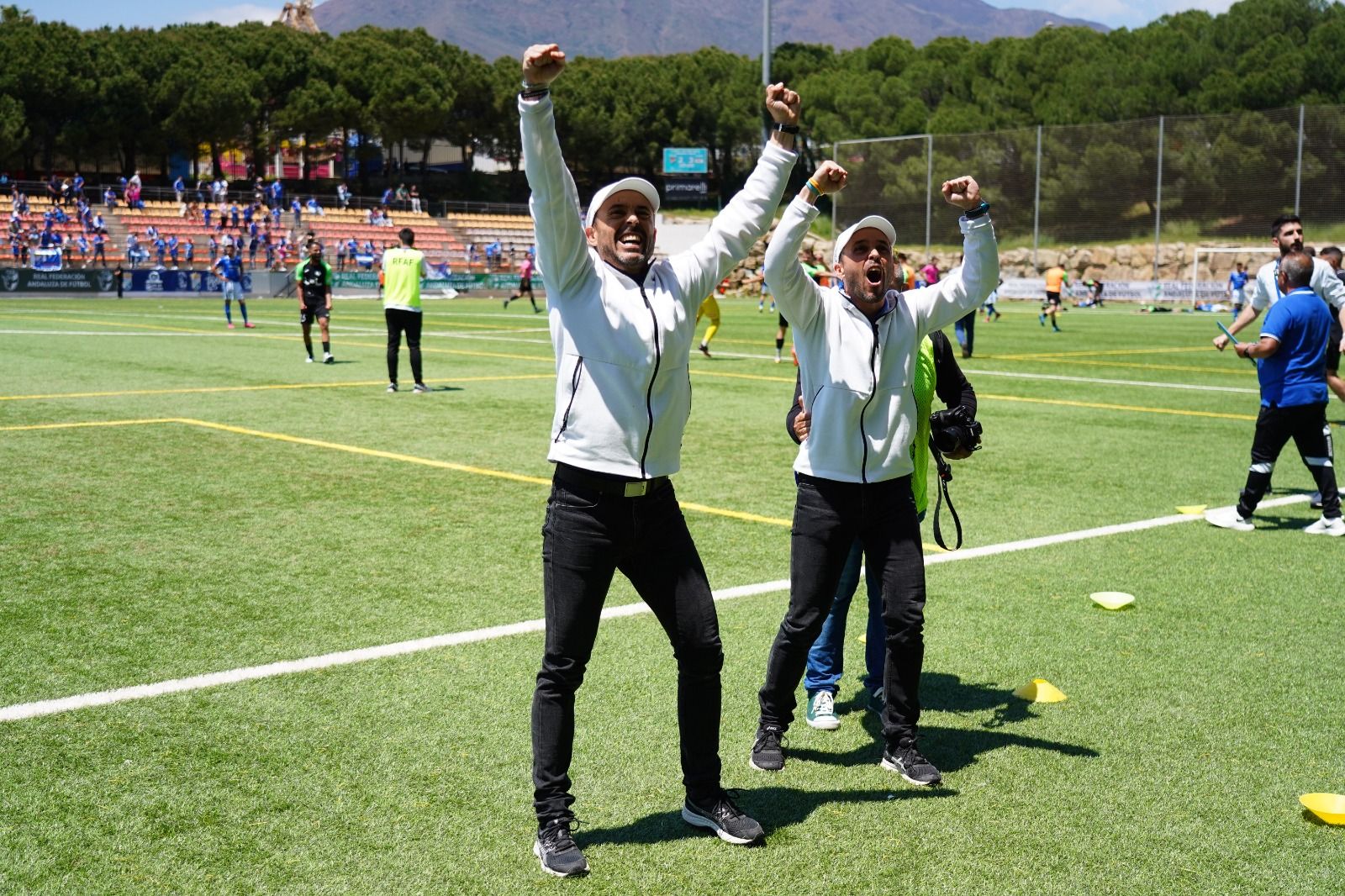 Los hermanos Carrasco celebran la victoria con los aficionados del Lucena en Estepona.