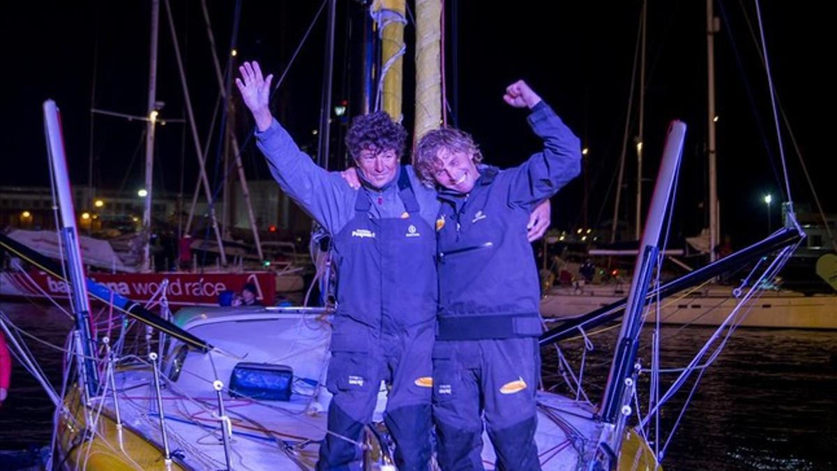 Jean Le Cam y Bernard Stamm, felices al llegar a Barcelona como vencedores de la World Race