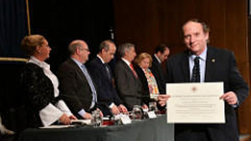 Miguel Ángel Vázquez recogiendo el diploma