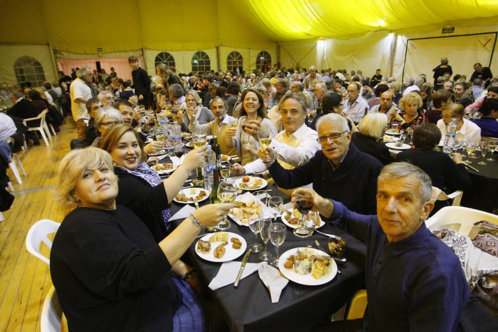 L''envelat de la plaça Miquel de Palol va acollir un any més el sopar popular