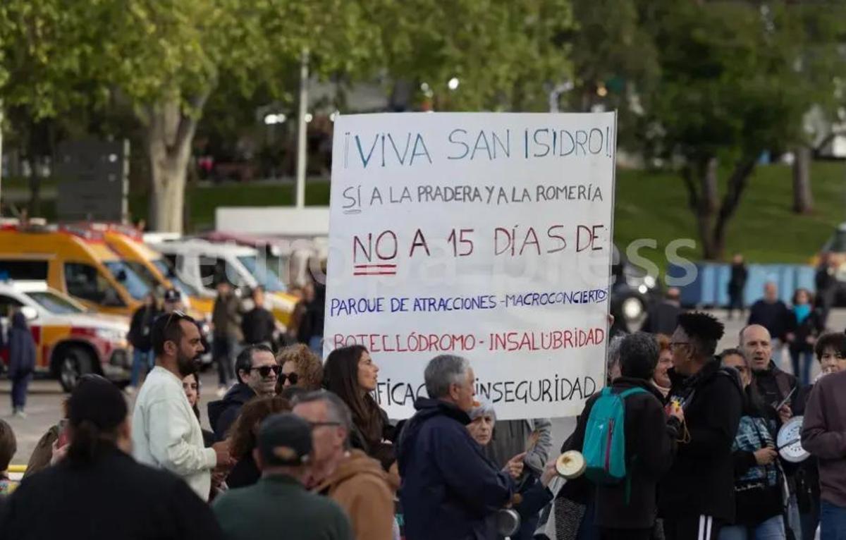Protesta en Carabanchel, Madrid, por la duración de las fiestas de San Isidro.