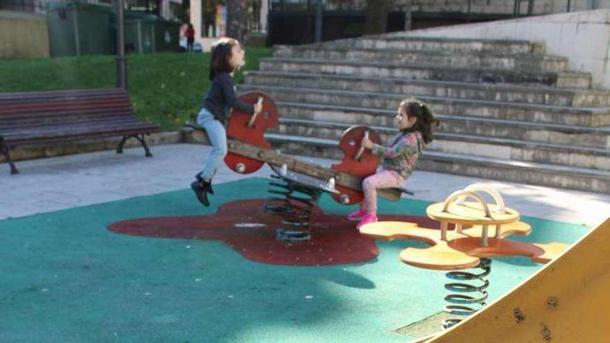 Dos niñas juegan en el parque infantil de Les Conserveres.