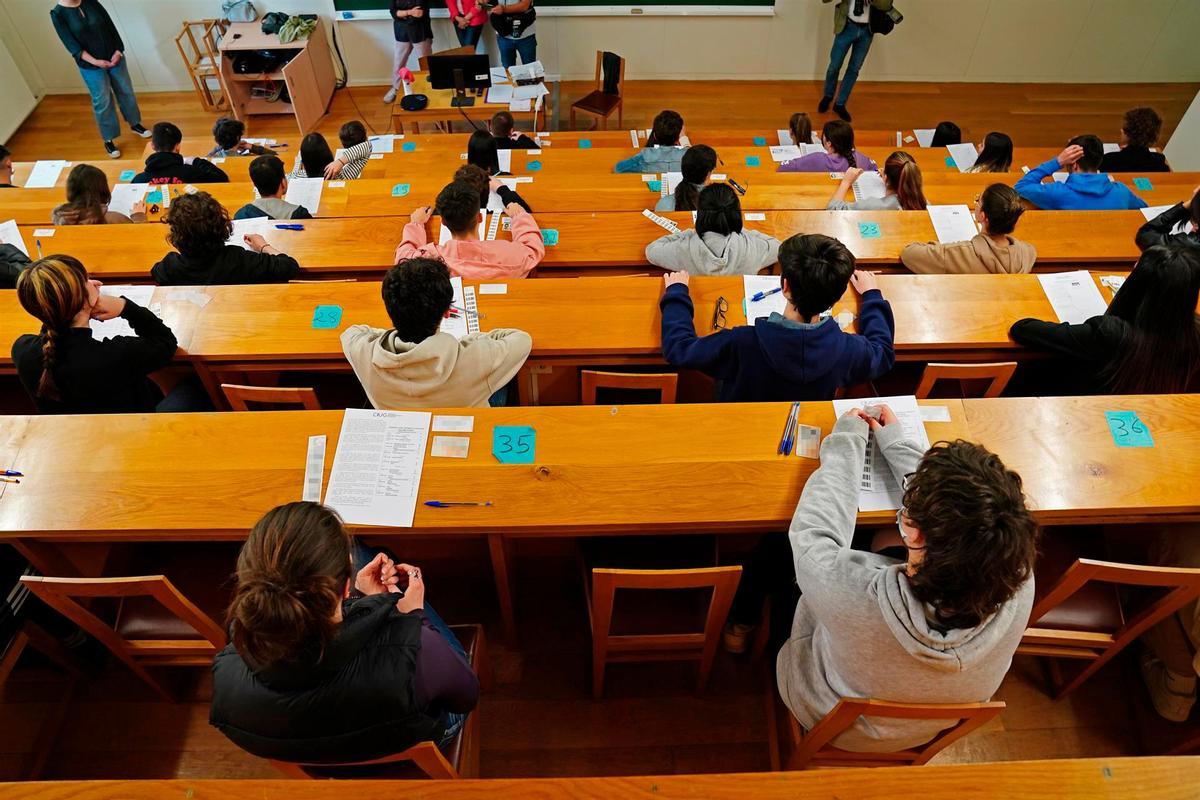 Alumnos examinándose de la PAU en Santiago.