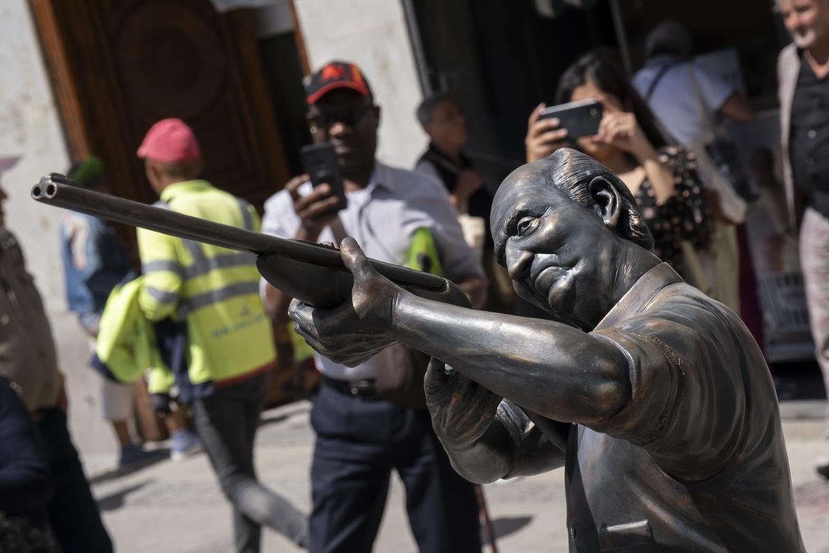 Una estatua de Juan Carlos I apunta con un rifle al oso de la Puerta del Sol