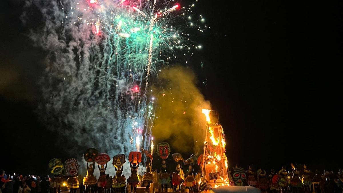 La quema del Carnestoltes en la playa del Fortí de Vinaròs ha culminado la fiesta.