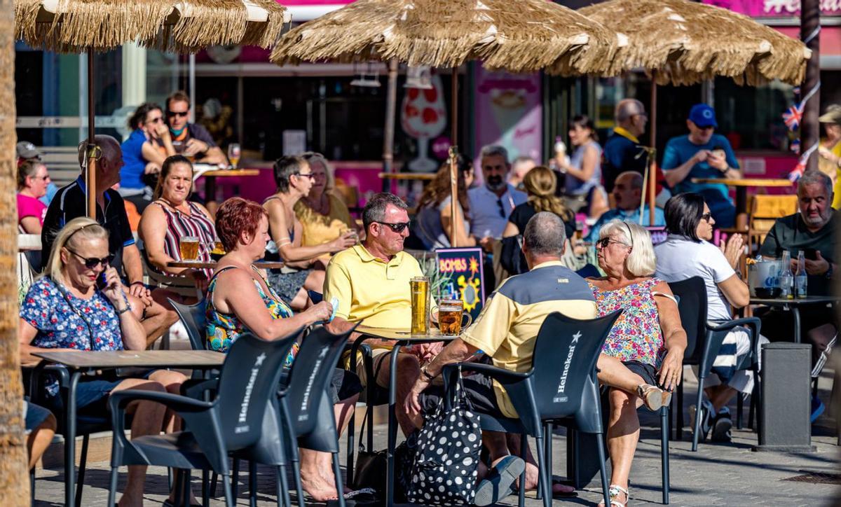 Un grupo de turistas en la terraza de un bar de Benidorm. | DAVID REVENGA
