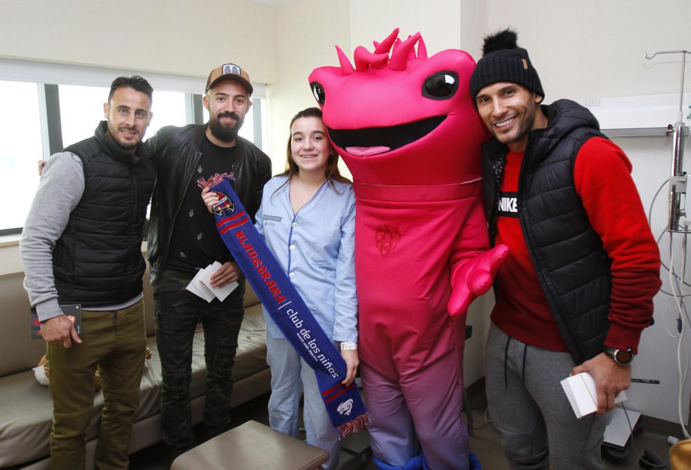 Los jugadores del Levante UD visitan el hospital