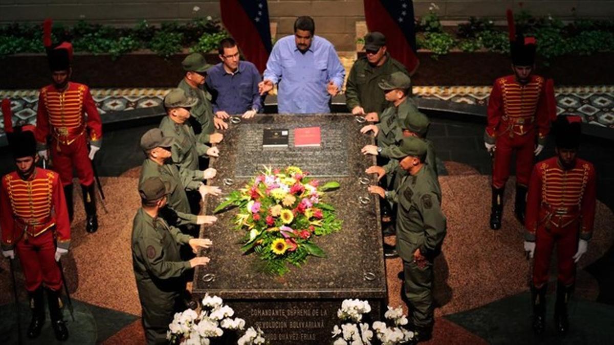 El presidente venezolano, Nicolás Maduro, en la tumba de Hugo Chavez rodeado de militares.