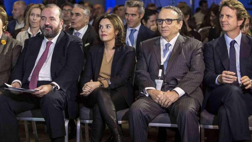 La vicepresidenta del Gobierno de España, Soraya Sáenz de Santamaría, flanqueada por José Luis Sainz (a la izquierda de la foto), presidente de la AEDE, y Javier Moll, presidente de Prensa Ibérica, grupo al que pertenece FARO DE VIGO (2º derecha), que tiene a su lado a Carlos Godó, consejero delegado del grupo Godó. // FdV