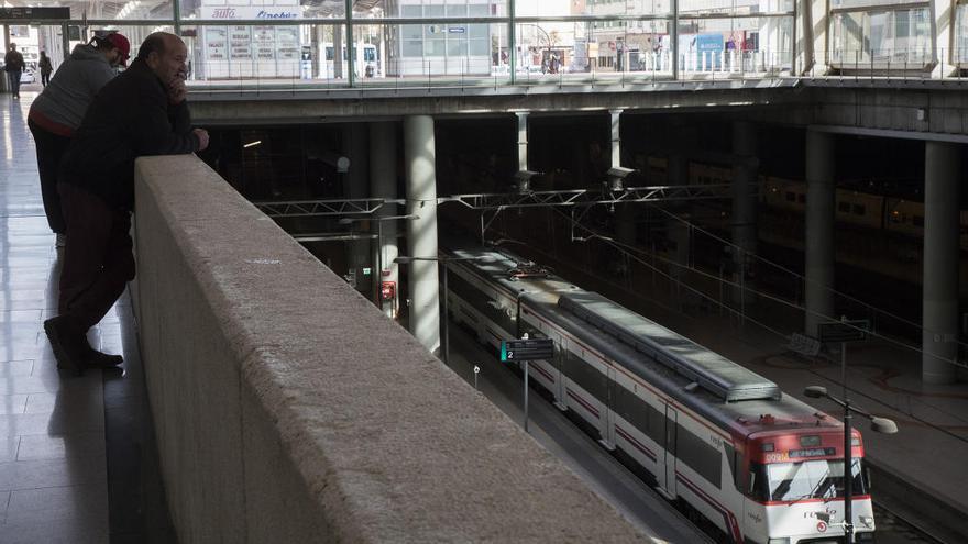 Una avería eléctrica provoca retrasos de una hora en Euromed  y Talgos en Castelló