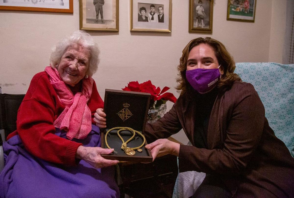 Colau entrega la Medalla d’Or a la ‘Nena del Ganxo’, de 103 anys