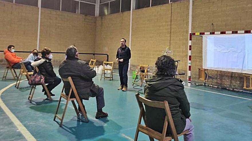 Asistentes a la primera reunión de la campaña,  en el polideportivo de Grullos (Candamo). | S. Arias