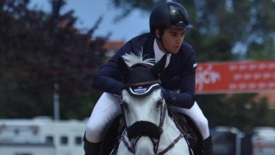 Pablo Moralejo, en dos momentos del Internacional de Montenmedio, con Ligona. | Cedidas