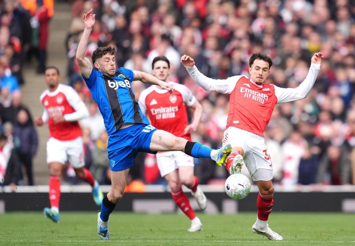 Ryan Christie, del Bournemouth, ante Martin Zubimendi del Arsenal