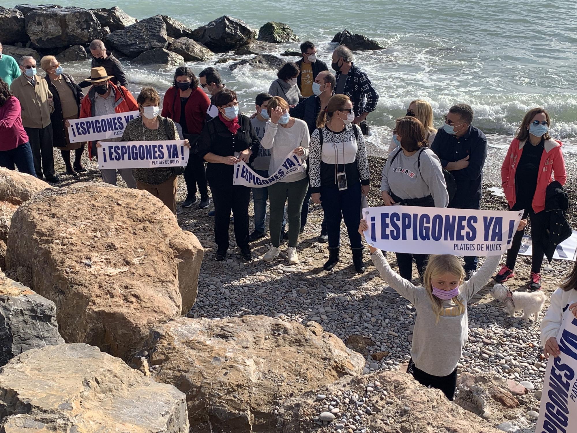 Movilización en la playa de Nules para exigir los espigones