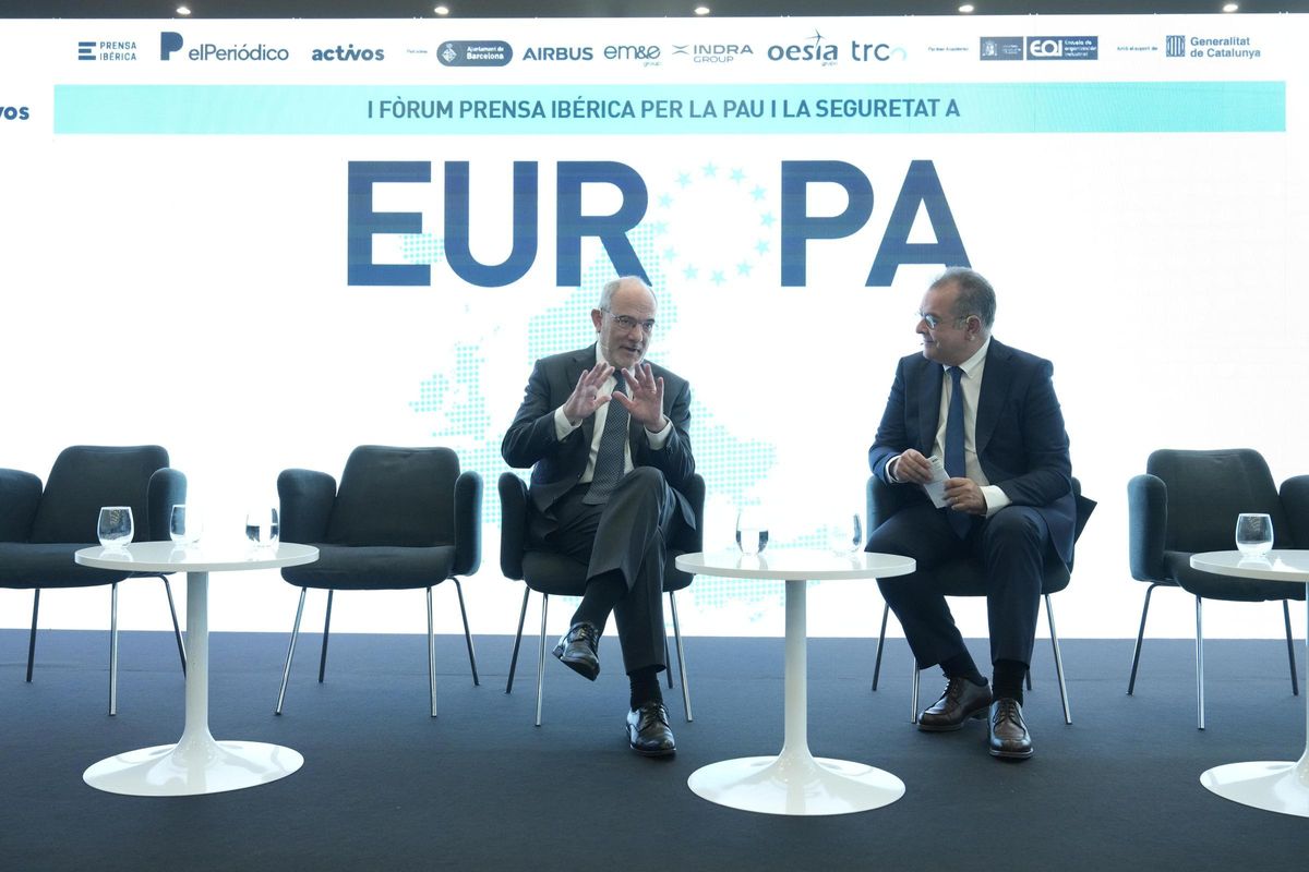 Jaume Duch, Conseller dUnió Europea i Acció Exterior, junto a Albert Sáez, director de EL PERIÓDICO, en un momento del encuentro celebrado en Barcelona.