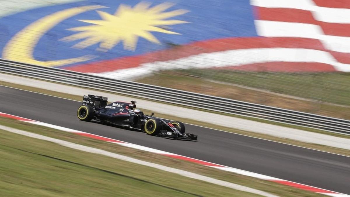 Fernando Alonso, durante los ensayos libres de este viernes en el Gran Premio de Malasia.