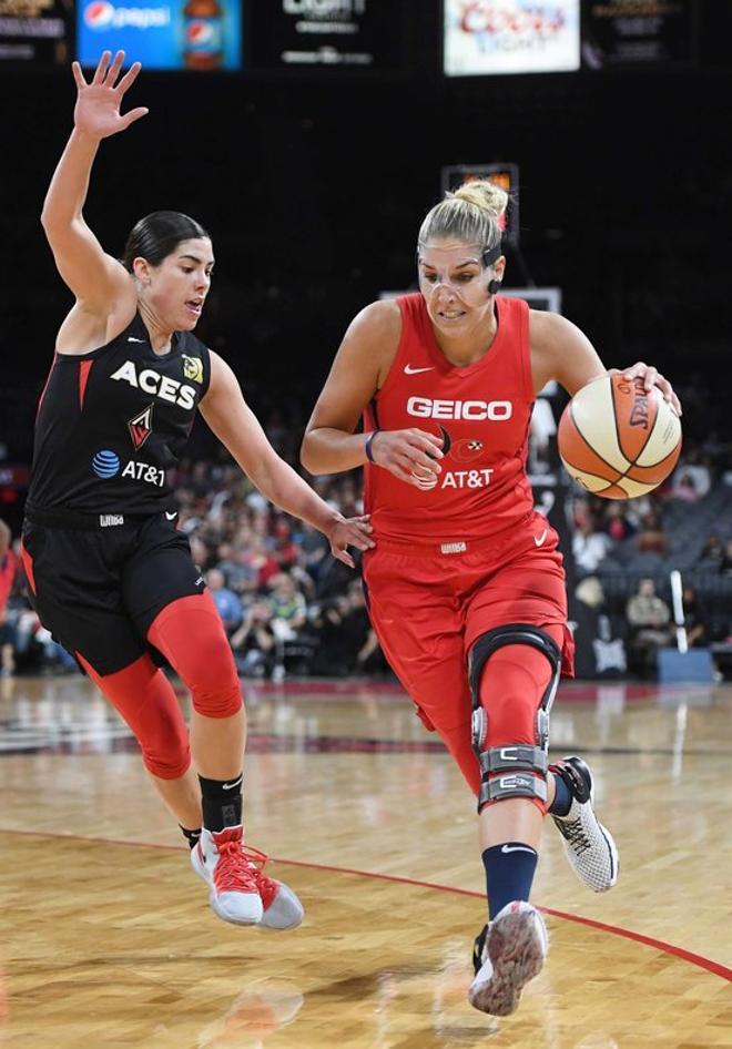 Elena Delle Donne # 11 de los Washington Mystics maneja contra Kelsey Plum # 10 de Las Vegas Aces durante el Juego tres de las semifinales de Playoffs de la WNBA 2019 en el Mandalay Bay Events Center en Las Vegas, Nevada.