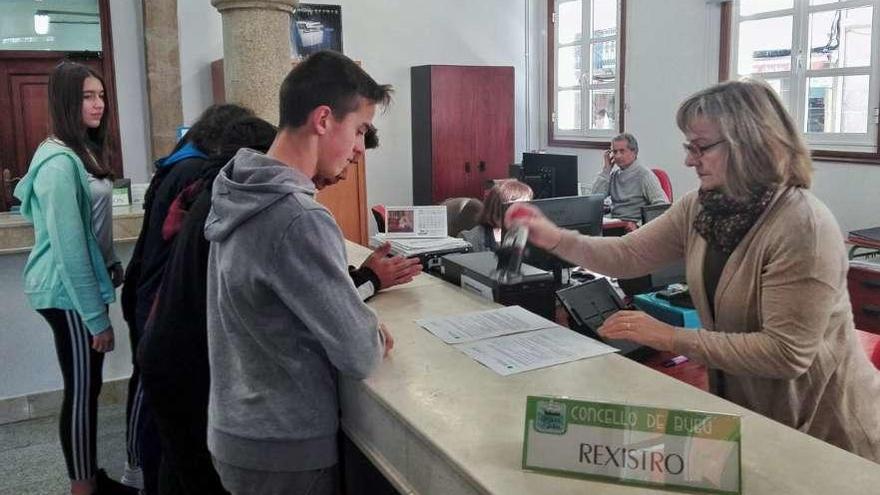 Los jóvenes presentaron ayer la instancia en el Rexistro Xeral del Concello de Bueu. // G.N.