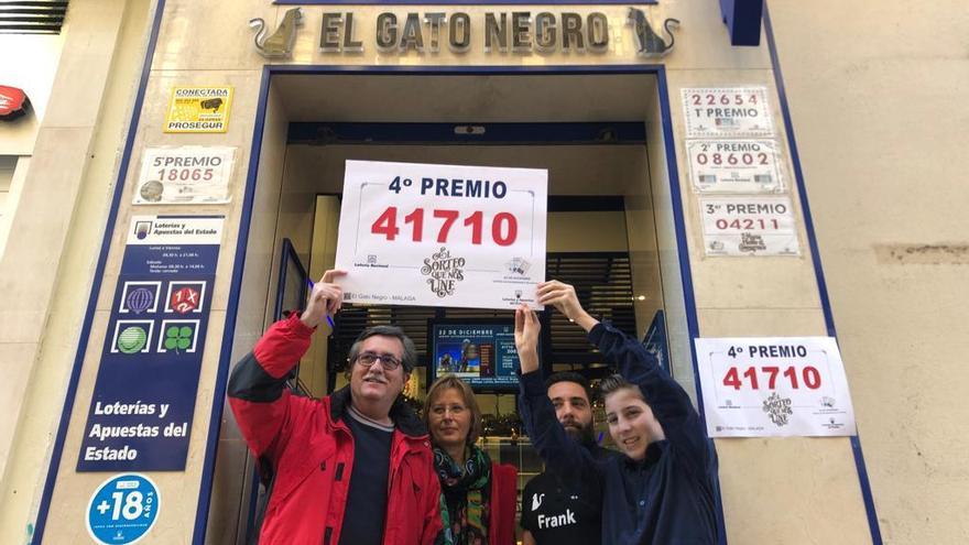 Los responsables de la administración El Gato Negro celebran el cuarto premio.