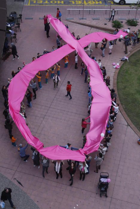 Un centenar de persones van crear el llaç rosa gegant de l''Oncolliga a la ciutat de Girona