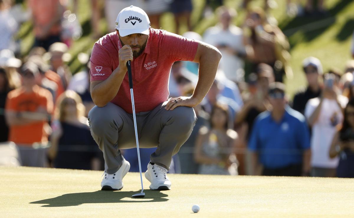 Rahm, estudiando un putt en la última jornada del Phoenix Open
