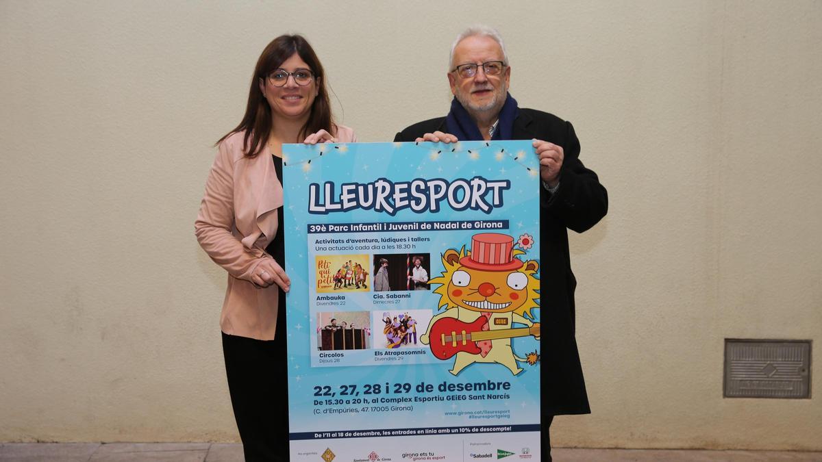 Gemma Geis i Francesc Cayuela amb el cartell.