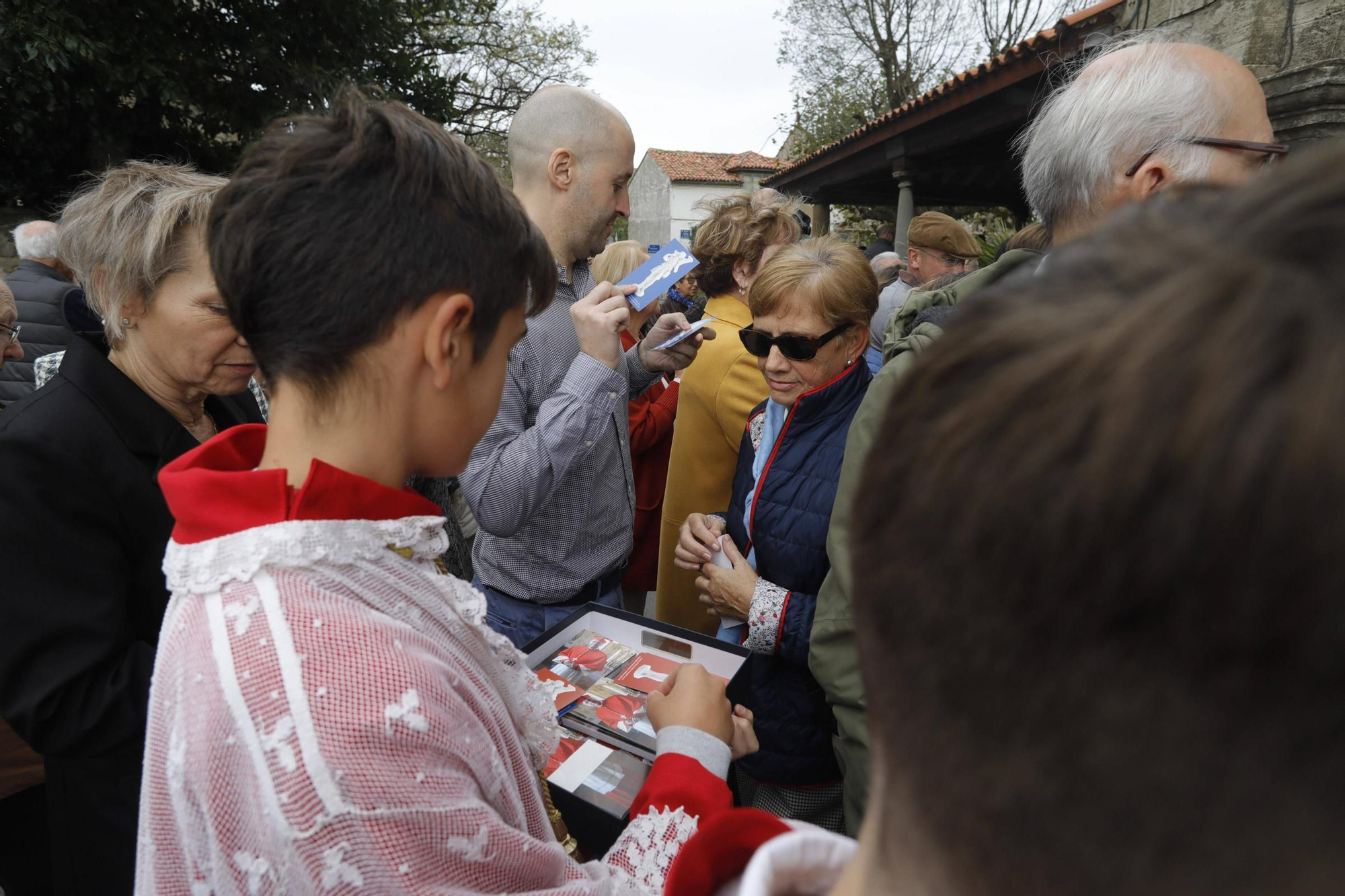 El cardenal Ángel Fernández Artime oficia la primera misa cardenalicia de Gozón en el día de Todos los Santos en la parroquia de Santa María de Luanco