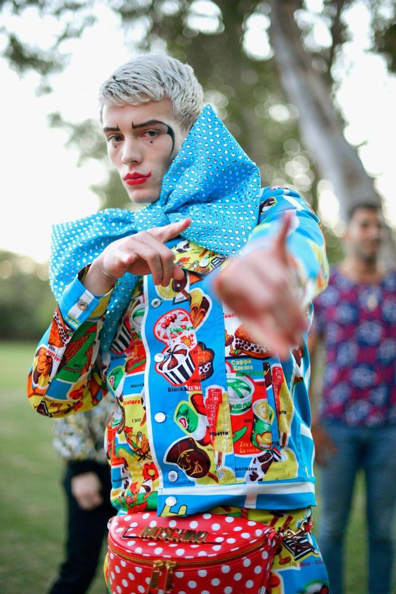 Modelo en el desfile de la colección crucero 2019 de Moschino