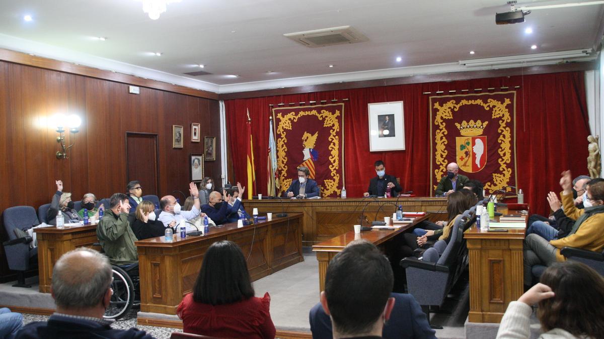 Instante de la votación de la moción de reprobación en el pleno de Vinaròs de este miércoles.