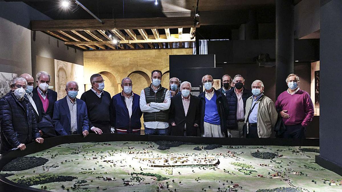 Los miembros de la asociación “Cultura y Gastronomía”, ayer en la exposición “Camino primitivo. Oviedo”. | I. Collín