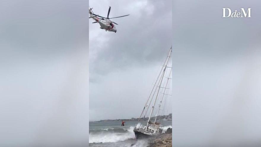 Las imágenes más espectaculares del rescate del velero varado en Palma