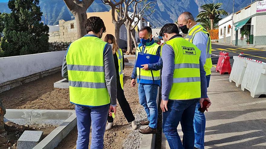 Visita del vicepresidente del Cabildo y el alcalde de Güímar a las obras en la TF-61.