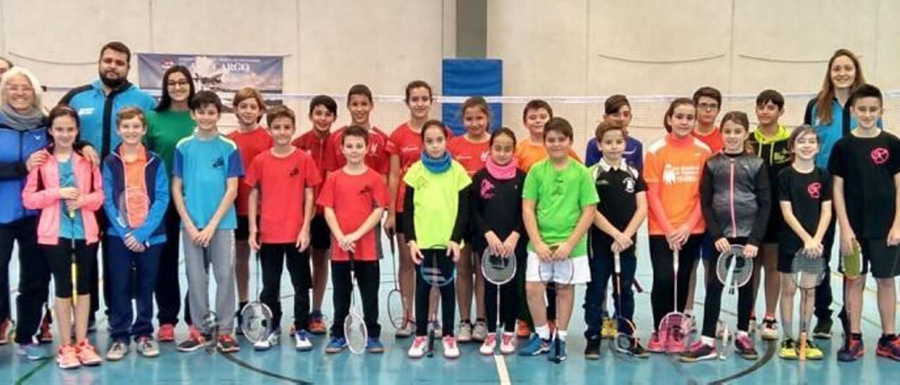 Participantes, entre ellos los del Bádminton Xàtiva, en la jornada del programa de tecnificación «Se busca campeón», en Benetússer.