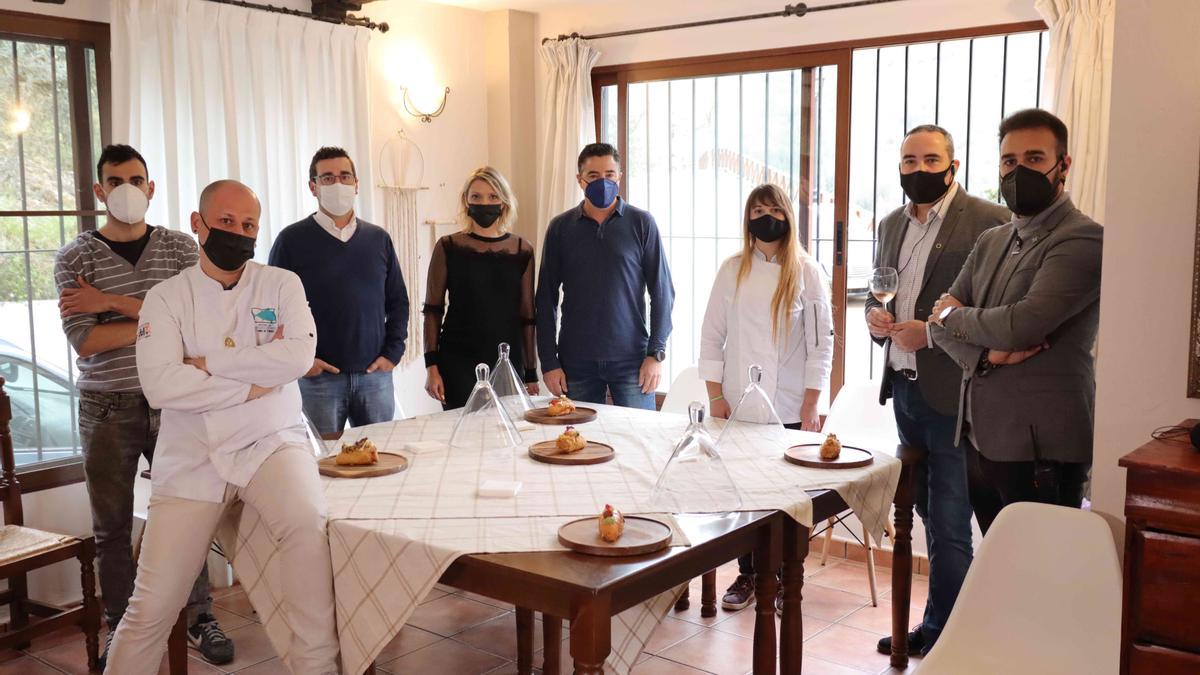 Foto de familia del acto, que ha tenido lugar en el hotel restaurante Viñas Viejas de Fuentes de Ayódar.