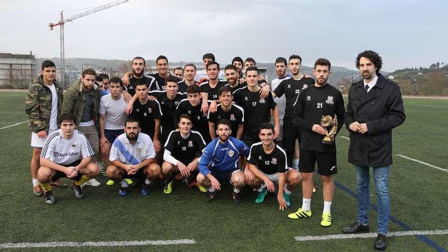 Los dos equipos finalistas de Pontevedra y Vigo, ayer en la final disputada en el Campus.  // Iñaki Osoriol